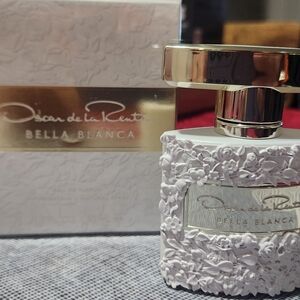 Oscar de la Renta Bella Blanca Embossed Floral Bottle in White & Gold